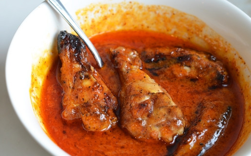 1. Этап. Куриные крылышки на гриле: 5. Снимите их с решетки и опустите в соус. После переложите на тарелку и сразу же подавайте к столу. Невероятно аппетитно, очень пикантно и по-настоящему просто. Приятного аппетита!