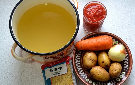 1. Этап. Томатный суп с булгуром: 1. Бульон я заранее сварила в мультиварке и процедила.