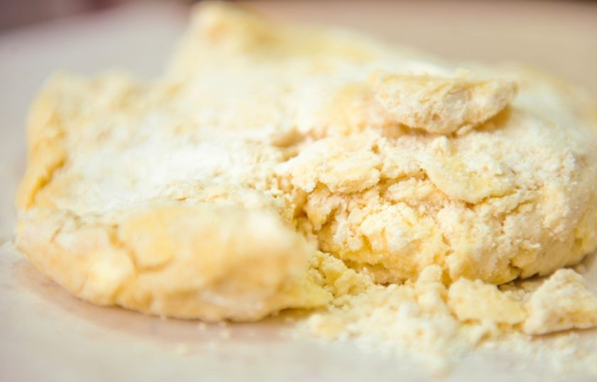 1. Этап. Песочная галета со сливой: Затем добавьте воду, и замешайте тесто. Уберите его под пищевую плёнку в холодильник на 30 минут.