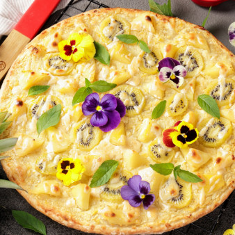 Сладкая пицца с ананасами