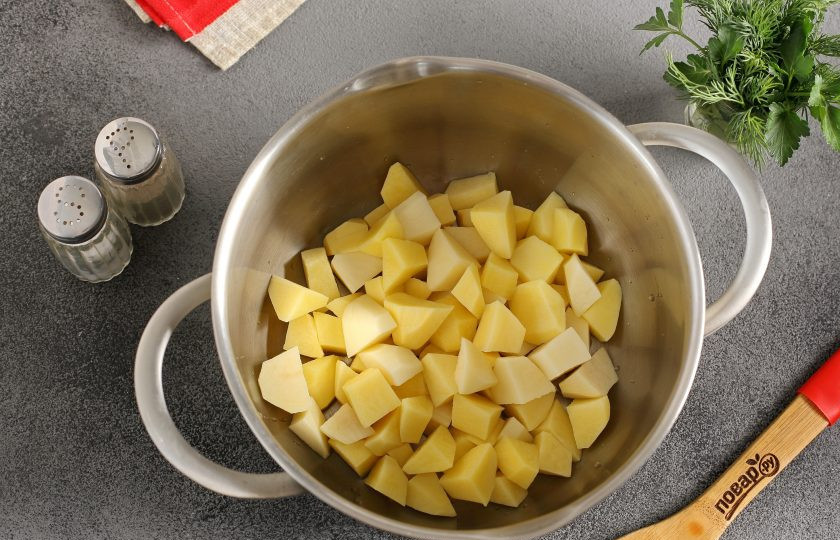 1. Этап. Рисовый диетический суп: Картофель нарежьте кубиками и переложите в кастрюлю.