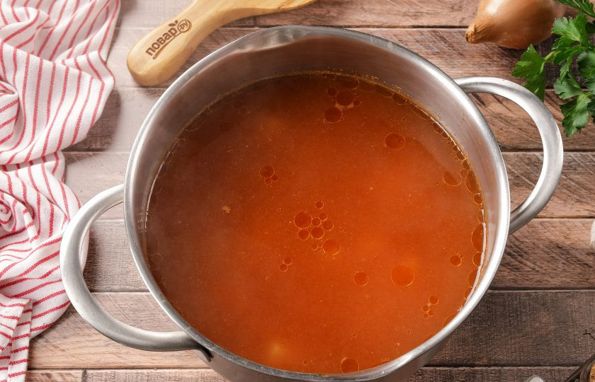 1. Этап. Кололик: Опускать фрикадельки необходимо после закипания бульона. Если необходимо, предварительно отрегулируйте его на соль. Можно добавить 1-2 щепотки сахара.