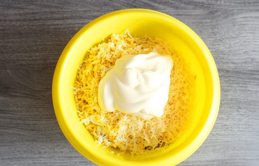 1. Этап. Крабовый салат в тарталетках: Заправьте майонезом. Перемешайте.