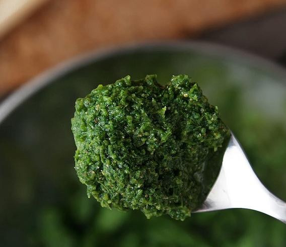 1. Этап. Зеленый суп с щавелем: Получившуюся заправку перекладываем в кастрюлю к овощам и рису.