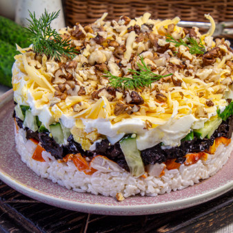 Салат с копченой курицей, черносливом и грецкими орехами