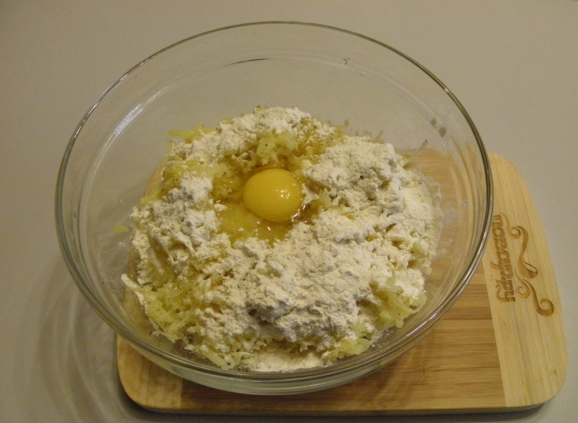 1. Этап. Зразы картофельные с грибами: Введите сырое яйцо, муку. Перемешайте.