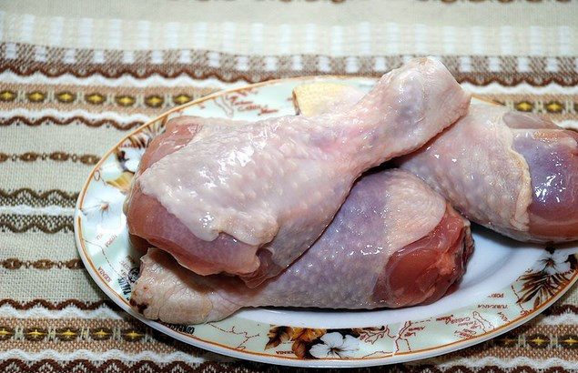 1. Этап. Куриные ножки под соусом: Подготовьте ингредиенты. Промойте ножки.