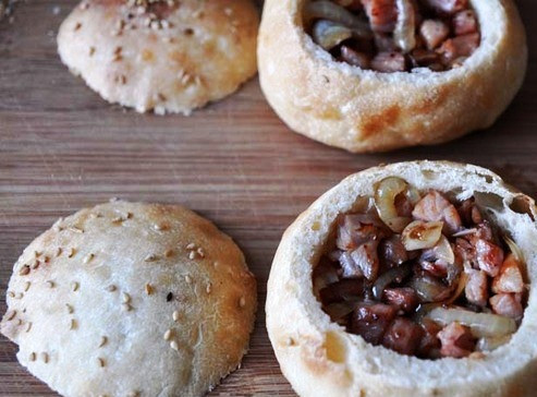 1. Этап. Салат в заварных булочках: Испеките заварные булочки (хотя можно взять и готовые). Вырежьте середину и выньте мякоть. Наполните мясом с луком.