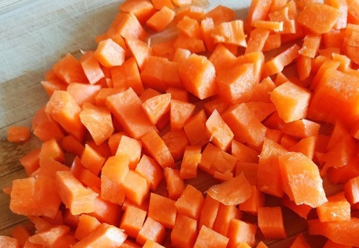 1. Этап. Куриный суп с брокколи: Очистить от кожицы, вымыть, нарезать небольшими кубиками морковь.