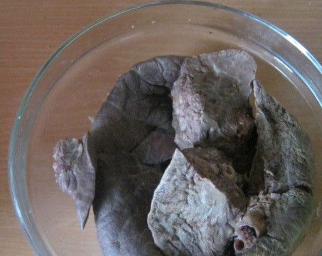 1. Этап. Начинка для пирожков из ливера: Остудите готовые лёгкие при комнатной температуре. Затем перекрутите мясо через мясорубку два раза.