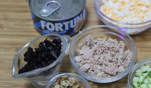 1. Этап. Салат Новогоднее настроение: Подготовить продукты - тунец отцедить яйцо, огурец и чернослив порезать небольшими кубиками орехи крупно порубить.