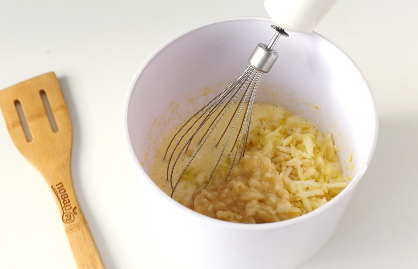 1. Этап. Бананово-яблочный кекс: Затем добавьте тертое на крупной терке яблоко и размятый банан.