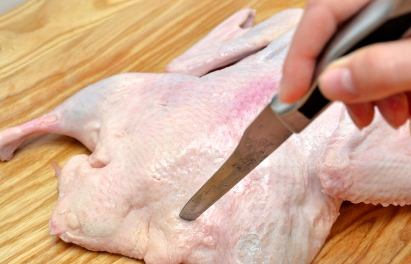 1. Этап. Утка, запеченная в духовке: Сделайте несколько надрезов на спине утки. Чтобы пар свободно проходил сквозь неё.