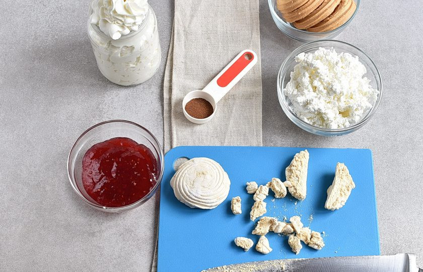 1. Этап. Десерт в стаканчиках: Если у вас под рукой не оказалось взбитых сливок, начните приготовление с их взбивания. Для успеха главное — холодные свежие сливки жирностью не ниже 30%, холодная миска, венчик и аккуратность. Важно вовремя остановиться и не перевзбить нежную пену. У меня сливки оставались от приготовления другого десерта. Поэтому я перешла сразу ко второму этапу – нарезала зефир кубиками. Задачка не из легких, скажу я вам! Чтобы все получилось, смачивайте лезвие ножа холодной водой.