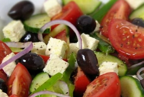 1. Этап. Греческий салат без перца: Соединить все ингредиенты в глубокой миске или салатнике. Добавить соль, перец и орегано. Полить лимонным соком и маслом, перемешать. Подать на стол сразу!
