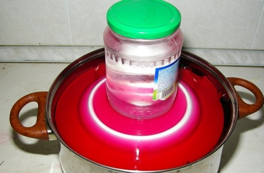 1. Этап. Капуста по-грузински: 11. Осталось только установить сверху небольшой груз и после остывания убрать кастрюлю в холодильник минимум на 1 сутки.