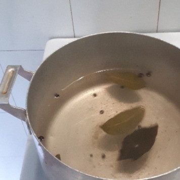 1. Этап. Огурцы маринованные: Приготовить маринад. На 1 л 300 мл воды-2 ст. л соли с горкой,2 ст. л. сахара с горкой,1 ст. л. уксусной эссенции (добавить в конце, как закипит). Маринад вскипятить. На эти три банки я готовила маринад из 1л 300 мл воды и мне хватило, даже немного осталось. Обратите внимание! В рецепте рассчет маринада на 1л 300 мл воды!!!