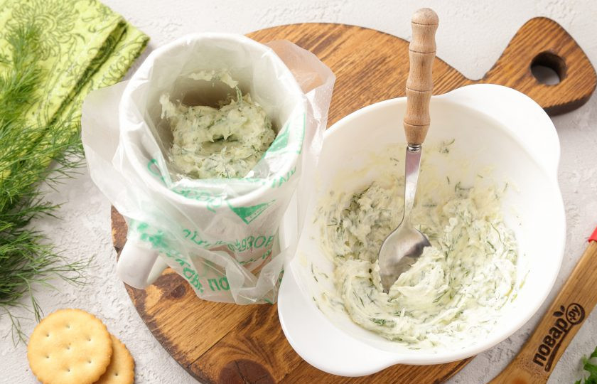 1. Этап. Канапе на крекерах: Переложите готовую массу в кондитерский мешок. Насадку можете взять любую или вовсе обойтись без неё, использовав вместо кондитерского мешка целлофановый пакет, срезав у него уголок. Кондитерский мешок нам нужен не для красоты, с ним просто будет намного проще и быстрее отсадить сливочно-творожную массу на крекеры. Особенно, если вы готовите большую партию, это значительно сэкономит вам время.