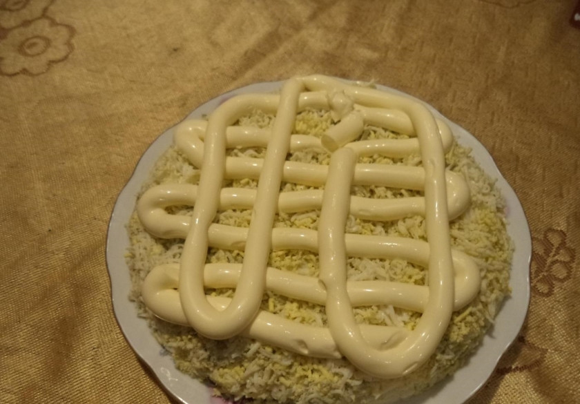 1. Этап. Салат Сама нежность: 5. Смазываю яйца майонезом (они вбирают в себя очень много майонеза, поэтому его я не жалею).