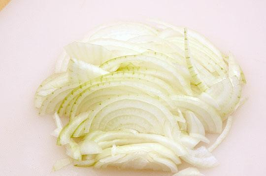 1. Этап. Дорада с овощами: Лучок нарезаем тонкими полуколечками.