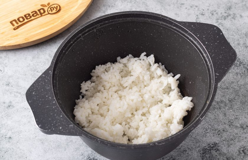 1. Этап. Итальянский салат с рисом и маслинами: Рис промойте до прозрачности, затем обсушите. Разогрейте в кастрюле с толстым дном растительное масло и обжарьте рис около 5 минут. Затем влейте горячую воду. Снова доведите до кипения, накройте крышкой и варите на небольшом огне 20 минут. Полностью остудите рис.