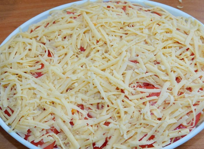 1. Этап. Рыба с овощами под сыром: Посыпьте рыбу с овощами тертым сыром, прикройте форму фольгой и поставьте в духовку, разогретую до 200 градусов на 30 минут. За 10-15 минут до готовности блюда фольгу уберите, чтобы запеканка зарумянилась.