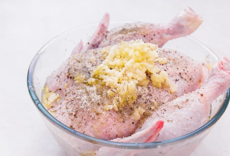 1. Этап. Ароматная курица в рукаве: 1. Помойте курицу, выдавите чеснок через чеснокодавку. Натрите курицу чесноком, перцем, солью и кориандром, поставьте в холодильник мариноваться минимум на 2 часа, лучше на ночь.