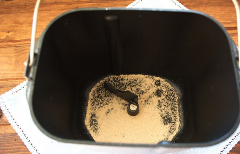 1. Этап. Сладкие булочки на кефире: В хлебопечку закладываем по инстркции продукты. Я готовлю в 