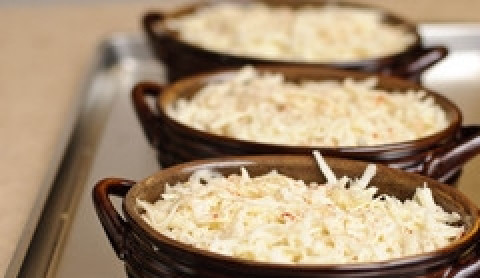 1. Этап. Жюльен в горшочках: Затем посыпаем тертым сыром и отправляем в разогретую до 220 градусов духовку. Как только сыр расплавится и станет золотистым - наше блюдо готово!