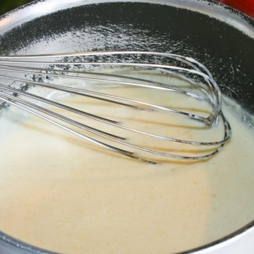 1. Этап. Мусака по-гречески: 4. Готовые баклажаны выложите на тарелку. Поставьте на огонь сковороду. Будем готовить соус Бешамель. На среднем огне растопите масло, затем, помешивая венчиком, введите муку. Затем влейте молоко. Постоянно помешивайте, если надо, понизьте огонь. Соус должен получиться не очень густой, но и не совсем жидкий. Поэтому количество молока регулируйте самостоятельно.