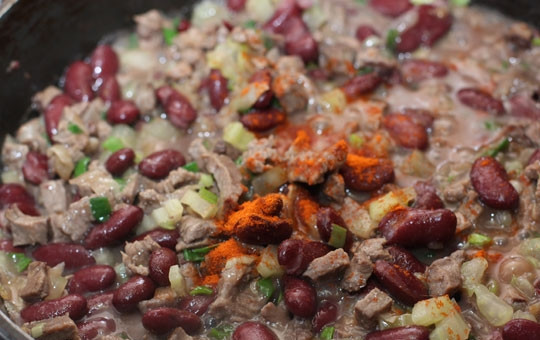 1. Этап. Тарелочки тако с говядиной: Наконец, добавляем в сковороду томатное пюре, чили, соль, растертую в ступке зиру. Перемешиваем, доводим эту смесь до кипения, после чего снимаем с огня.