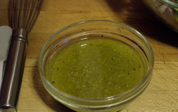 1. Этап. Салат из овощей с сухариками: 7. Перемешайте заправку до однородности.