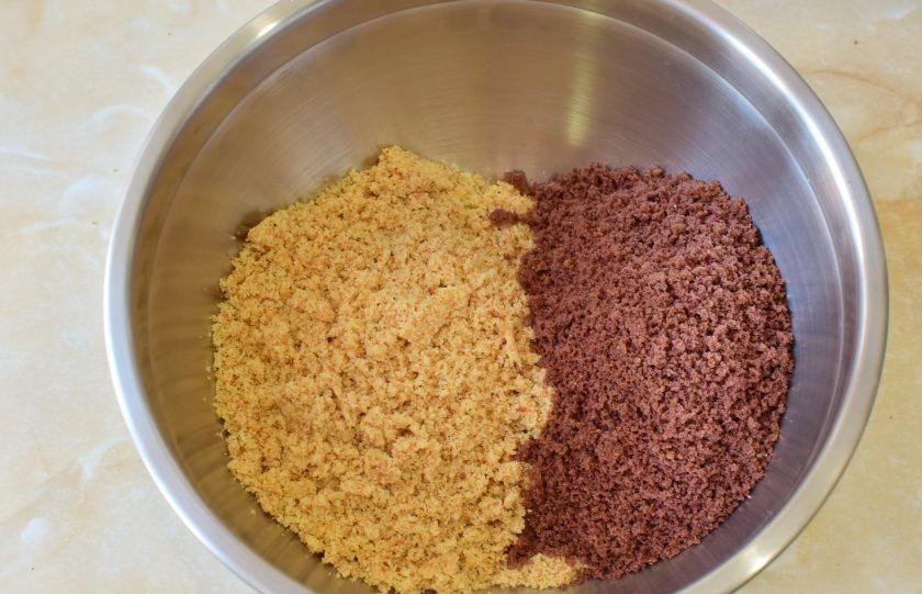 1. Этап. Пирожное Картошка в шоколадной глазури: Оба вида измельченного бисквита соедините в чаше.