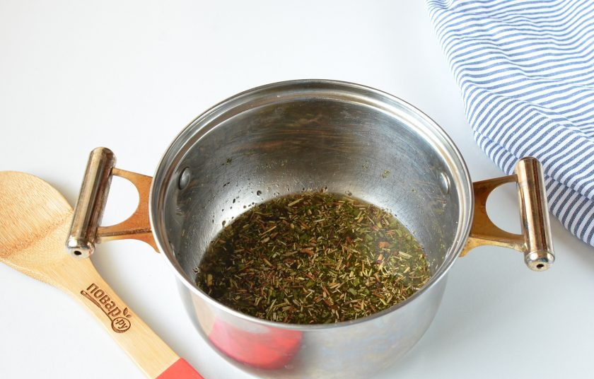 1. Этап. Сироп шалфея: Вскипятите 100 мл. воды. Всыпьте 2 ст.л. шалфея, перемешайте. Накройте крышкой кастрюлю и настаивайте отвар 15 минут.