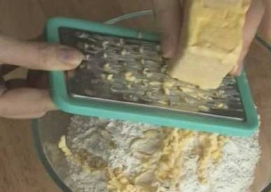 1. Этап. Наполеон со сгущенкой: Добавляем к муке натертое на терке холодное масло