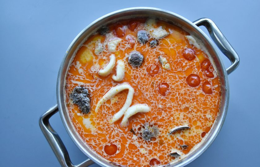 1. Этап. Суп Том ям с мидиями: Выложите в кипящий суп мидии, кальмары. Через 2-3 минуты снимите суп с огня.