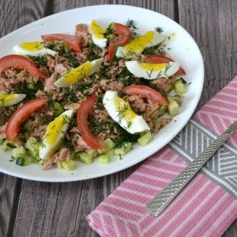 Салат с авокадо, тунцом и огурцом