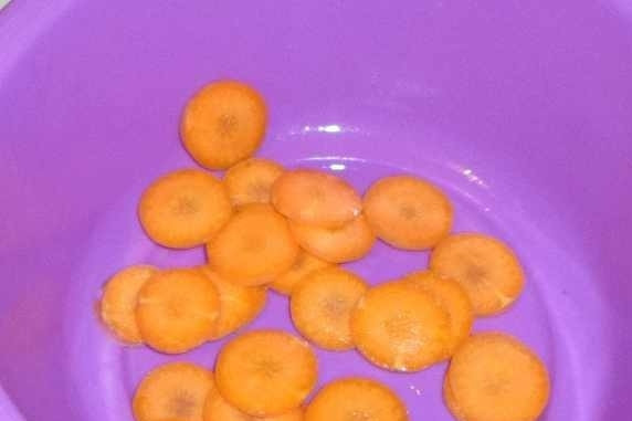 1. Этап. Скумбрия, тушенная в сметане: Морковь почистите, помойте и нарежьте кружками. Скумбрию слегка обжарьте в масле, затем уберите её и обжарьте в сковороде морковь.