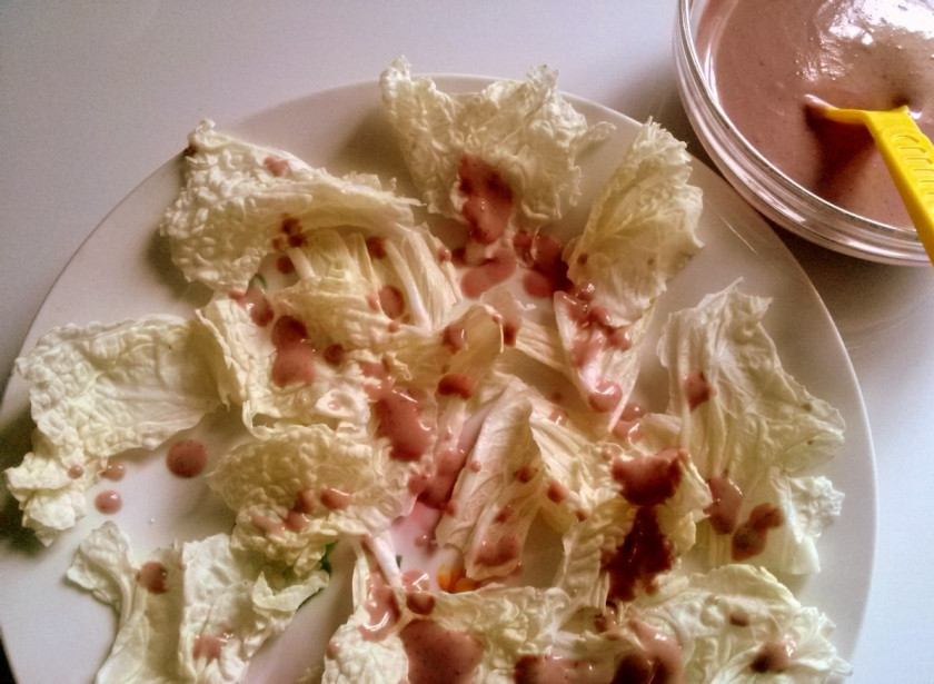 1. Этап. Салат из индейки с вялеными помидорами: Порвите руками капусту, выложите её на блюдо для подачи. Сверху полейте соусом.