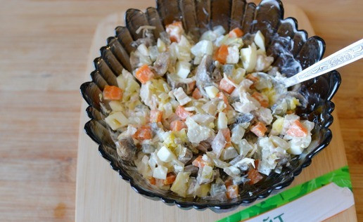 1. Этап. Салат Машеровский: Перемешиваем салат, подаём охлаждённым.