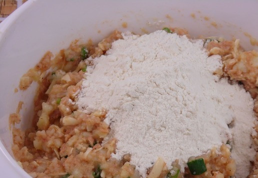 1. Этап. Картофельные кексы с тунцом: Добавить муку и разрыхлитель, замесить негустое тесто.