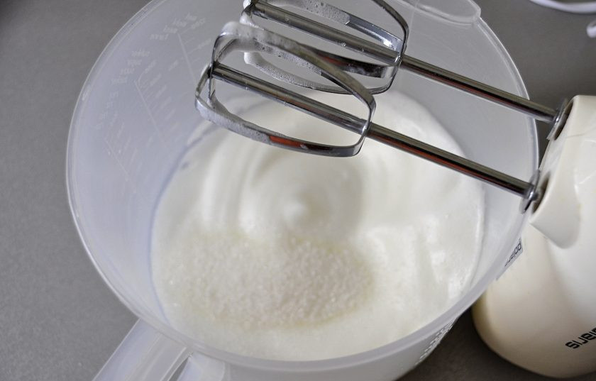 1. Этап. Печенье Причуда: У двух яиц отделите желтки от белков в разные емкости, к белкам добавьте щепотку соли, взбейте до мягких пиков.