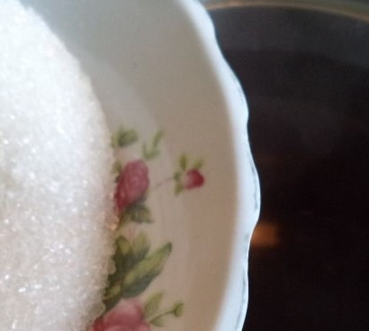 1. Этап. Кисель из ягод: 3. Всыпьте в жидкость сахар, доведите до кипения. По мере необходимости снимайте пену при помощи шумовки или обычной столовой ложки.