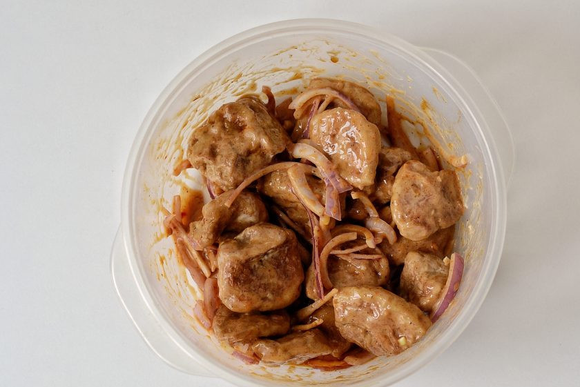 1. Этап. Постный шашлык: Подготовьте маринад из майонеза, соуса барбекю и яблочного уксуса. Добавьте порезанный лук кольцами и кусочки шашлыка. Перемешайте, оставьте минимум на 30 минут, а лучше на пару часов.