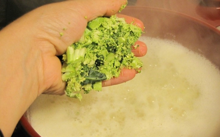 1. Этап. Сырный суп для детей: 4. Как только куриный бульон закипел, добавьте измельченную брокколи.