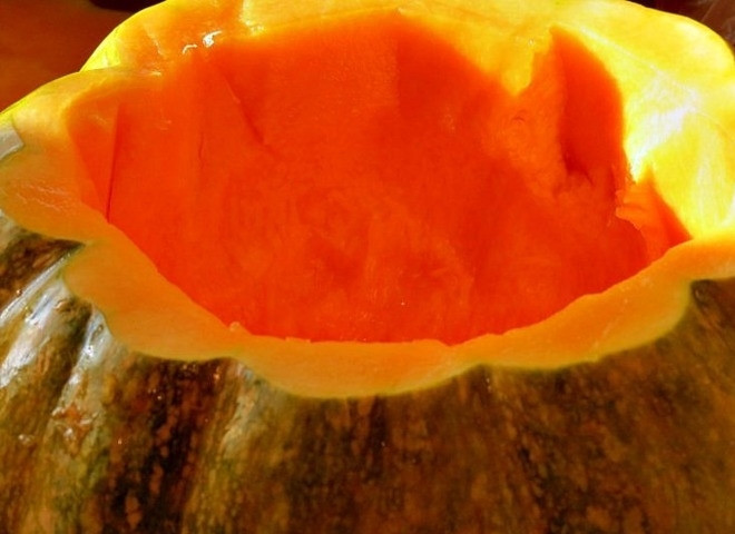 1. Этап. Тыква запеченная с сухофруктами: Тыкву моем водой, отрезаем шляпку. Вынимаем мякоть и семечки. Начиняем тыкву наполнителем из риса и сухофруктов.