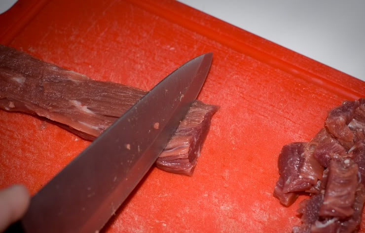 1. Этап. Мясо по-монгольски: Вымытое и очищенное от пленок мясо нарезаем маленькими кусочками.