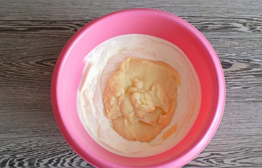 1. Этап. Профитроли с кремом Пломбир: Введите хорошо охлажденный заварной крем.