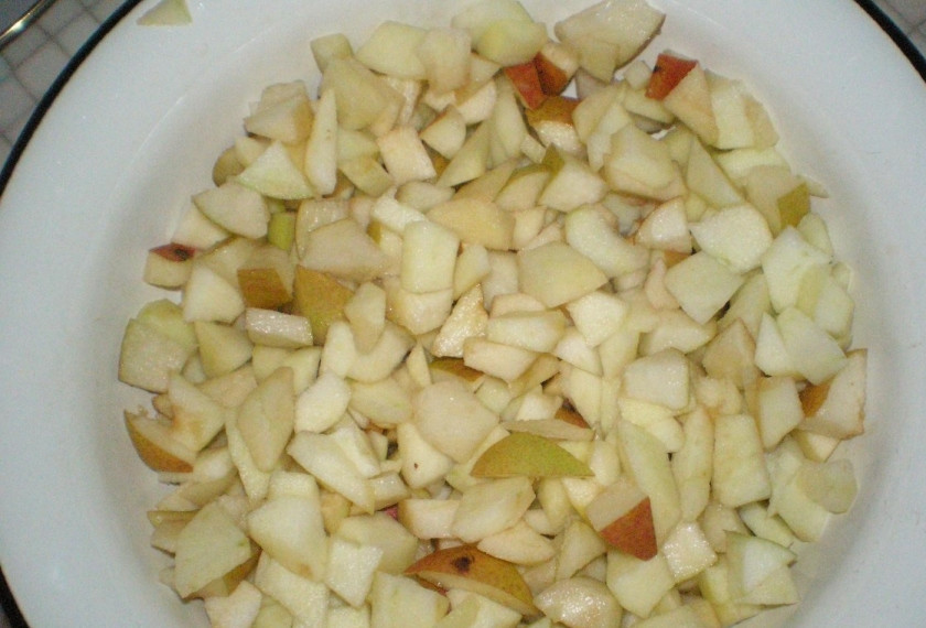 1. Этап. Шарлотка с яблоками и грушами: 1. Для того чтобы приготовить шарлотку, возьмите груши и яблоки (твердые и крепкие), чтобы кусочки после выпечки не превратились в кашу. Груши можно не чистить, так как после запекания они могут становиться слишком мягкими, а шкурка поможет держать им форму. Яблоки очищайте, так как их кожа в любом случае будет оставаться жесткой. Нарежьте все ингредиенты на небольшие кусочки, чтобы они имели привлекательный вид.