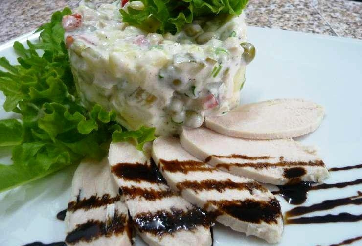 1. Этап. Салат Столичный: Красиво сервируем (можно сделать, как на фото - положить лист салата и немного тонко нарезанного куриного мяса) и подаем. Приятного!